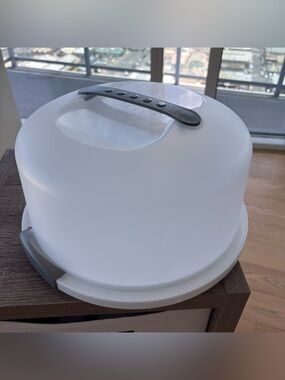 Sterilite Semi Transparent Cake Carrier with Gray Handle